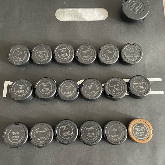 MAC Eyeshadow in Mont Black (Discontinued) - Picture 4 of 4